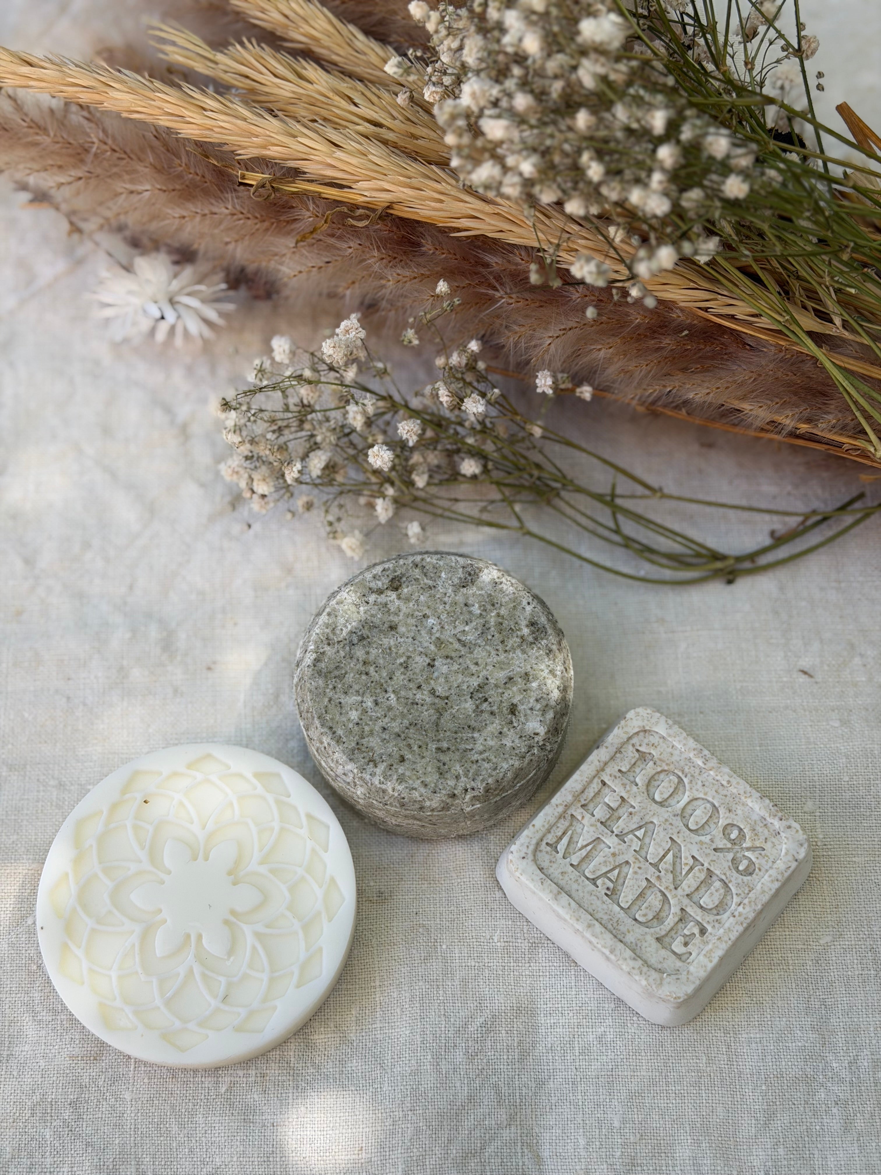 Pack regalo natural artesanal con jabón champú y acondicionador sólido
