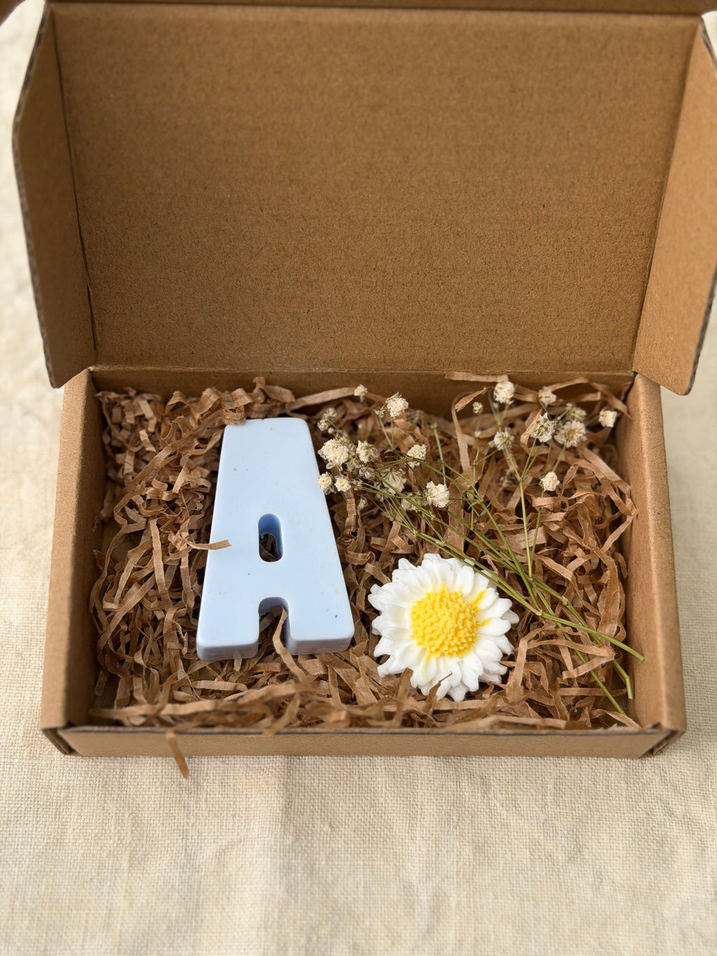 Jabón artesanal con letra A en caja regalo con flor seca y margarita
