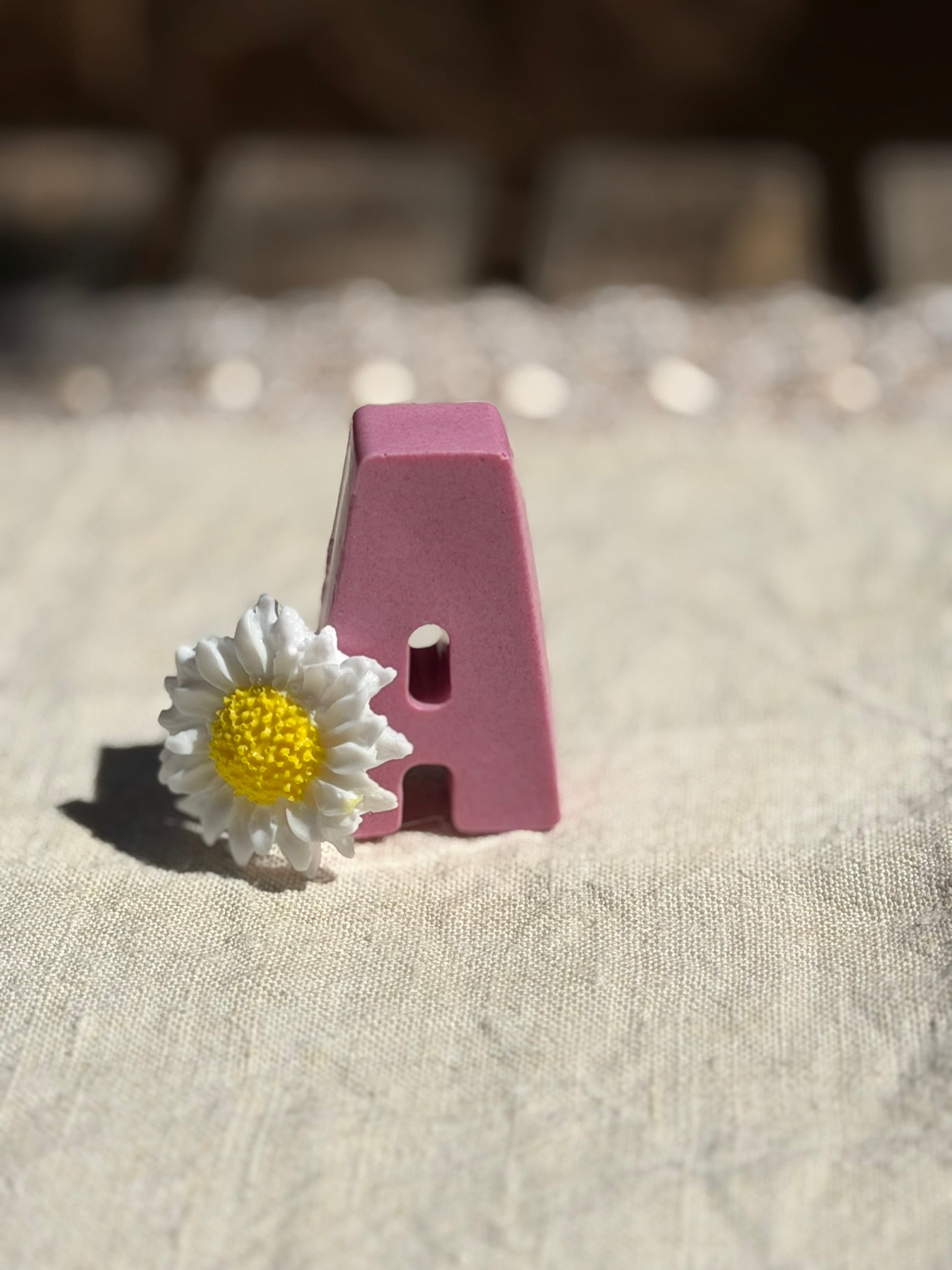 Jabón artesanal personalizado con letra y flor para regalo
