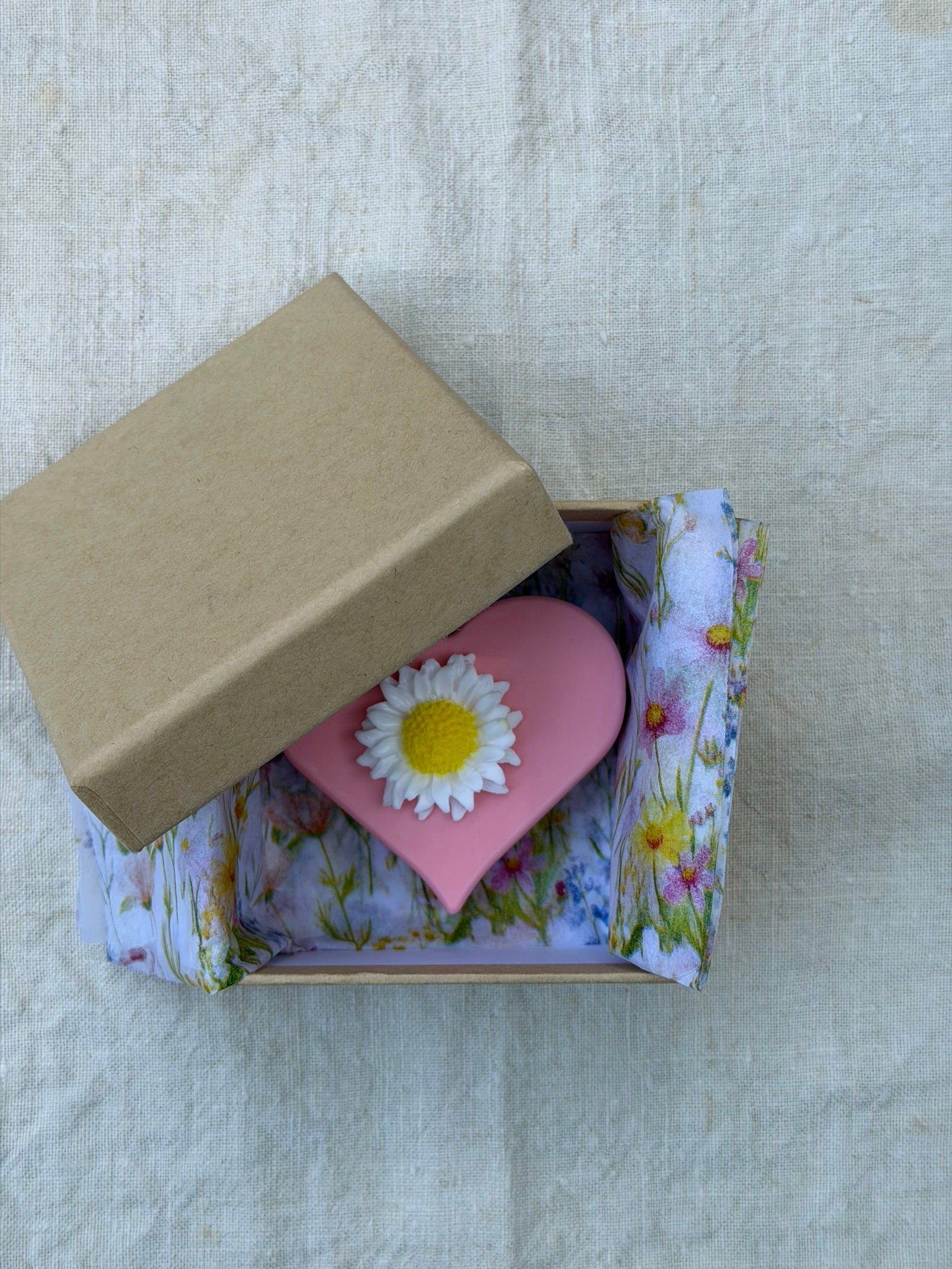 Jabón artesanal romántico corazón con margarita para regalo
