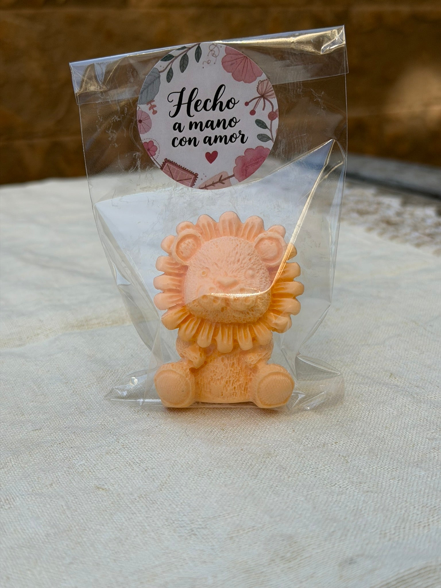 Jabón artesanal infantil con forma de león natural
