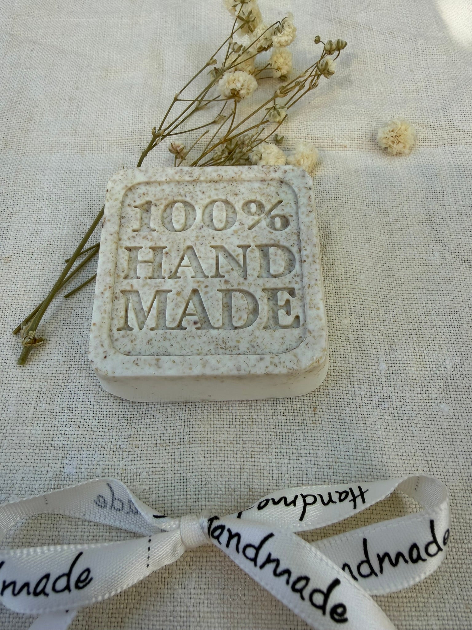 Jabón artesanal de avena 100% natural hecho a mano
