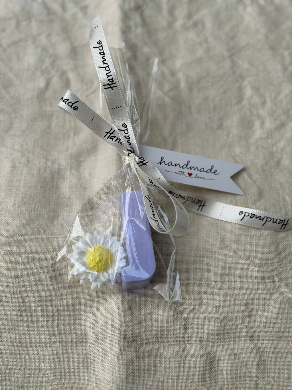 Jabón Artesanal con Letra y Flor Personalizado 