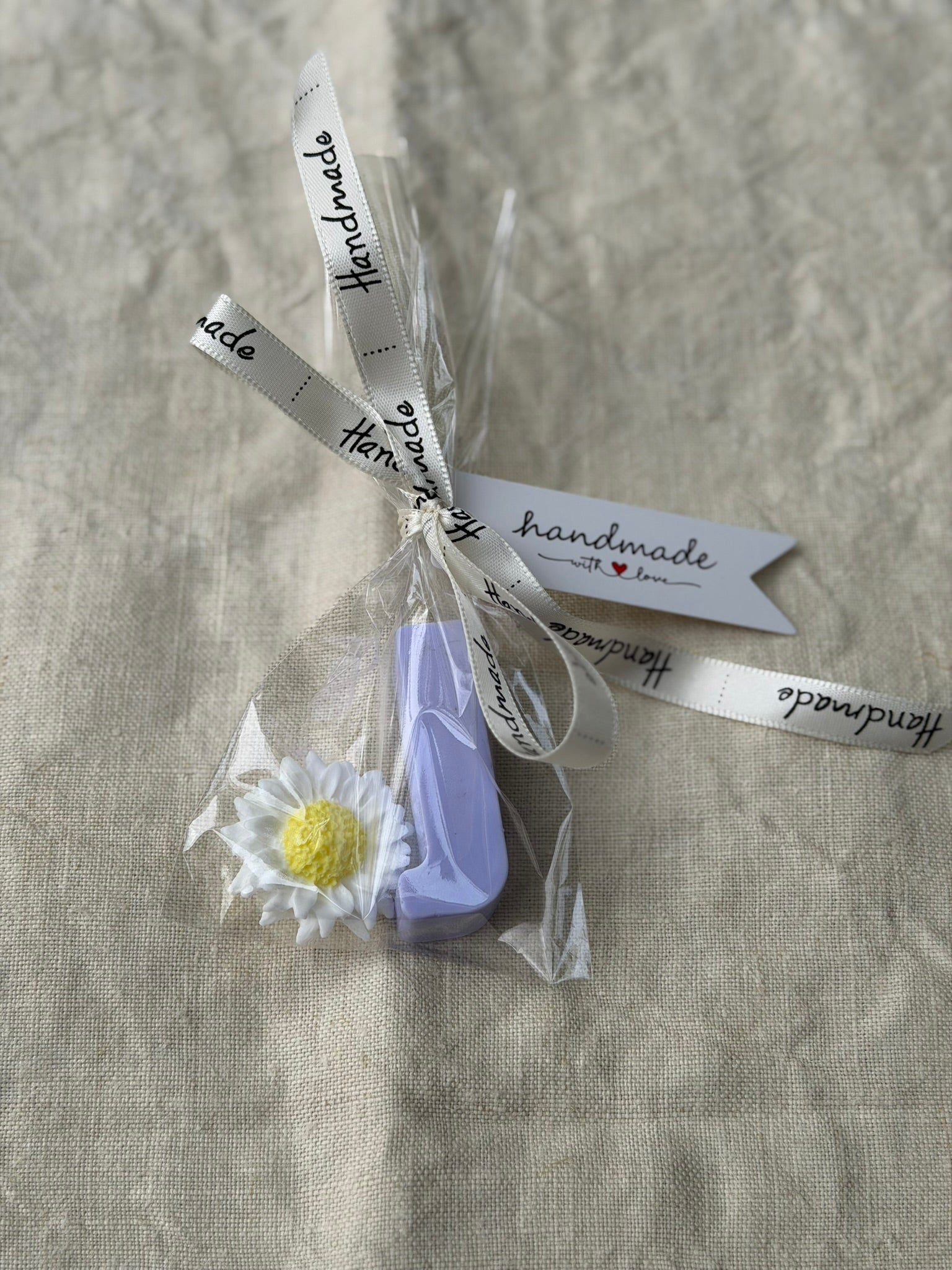 Jabón Artesanal letra con flor